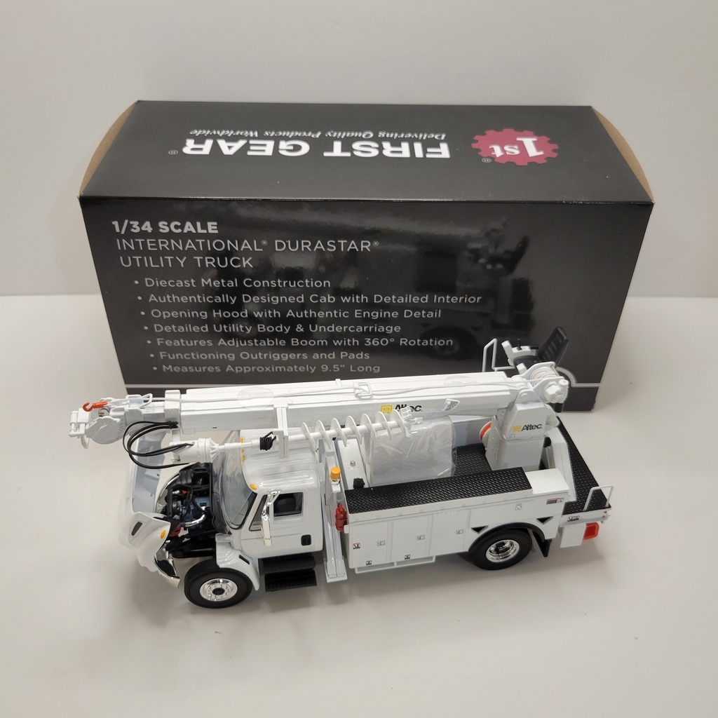 First Gear - International DuraStar with Digger Derrick Body 1/34