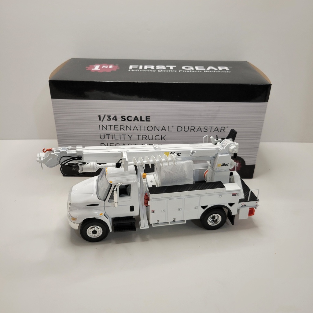 First Gear - International DuraStar with Digger Derrick Body 1/34