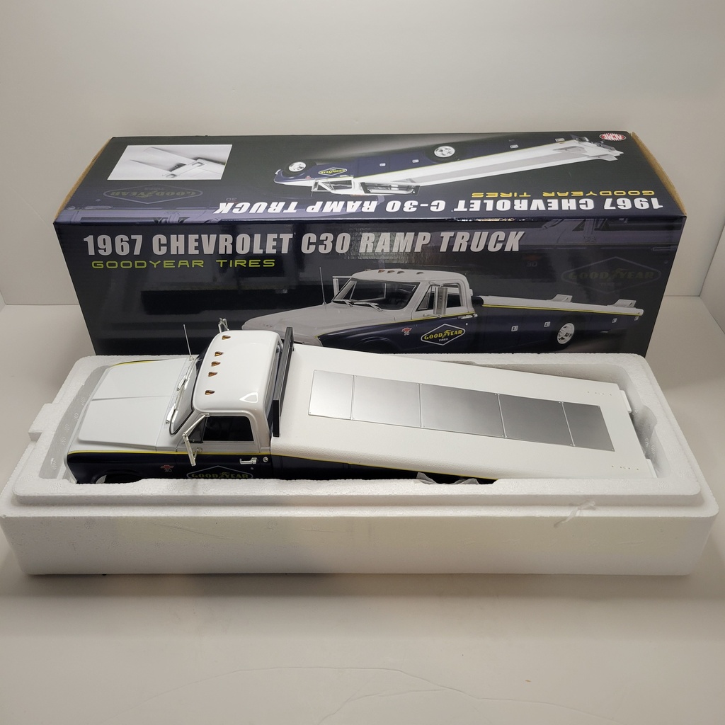 ACME - 1967 Chevrolet C30 Ramp Truck 1/18