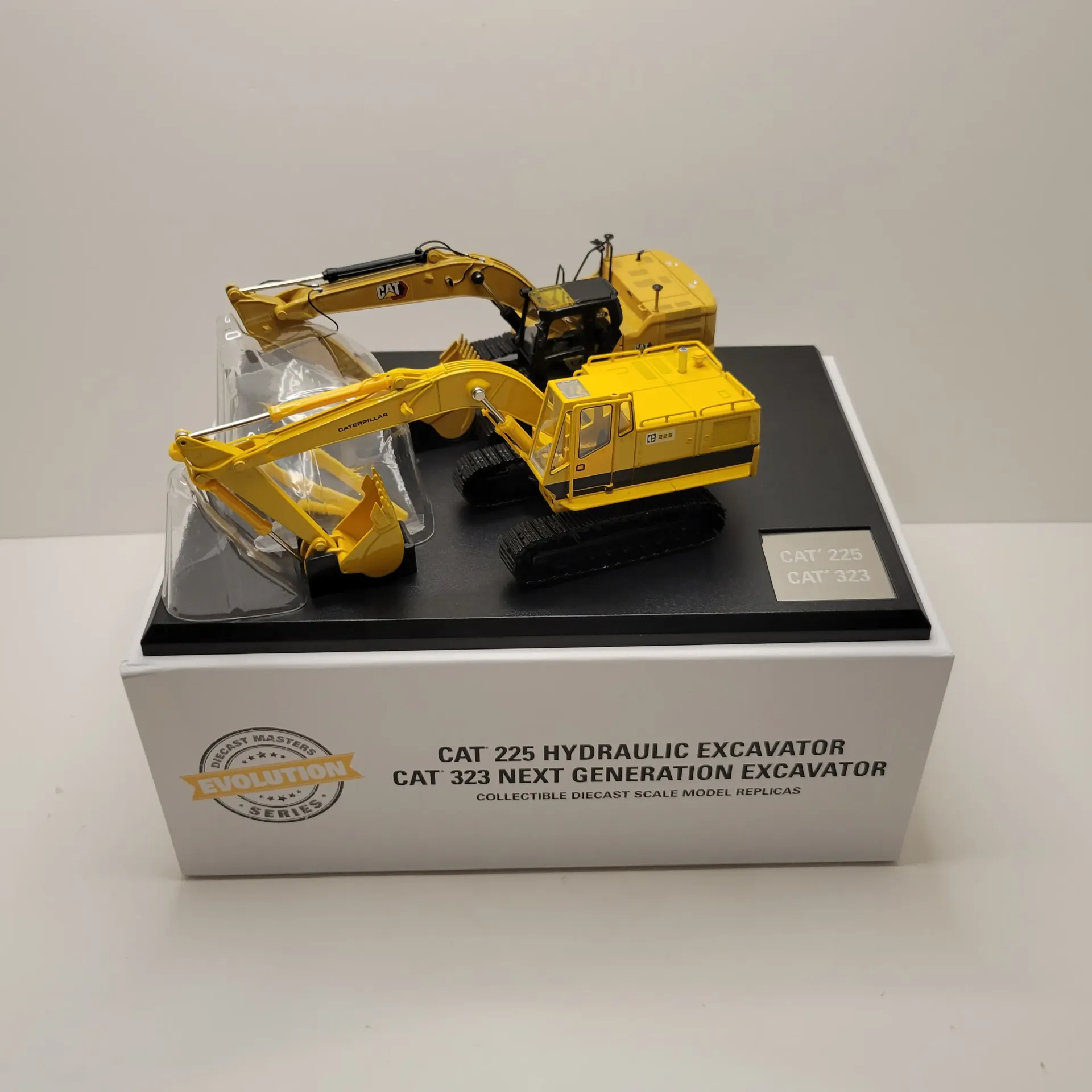 Diecasts Master - CAT - 225 Hydraulic Excavator / 323 Next Generation Excavator 1/50