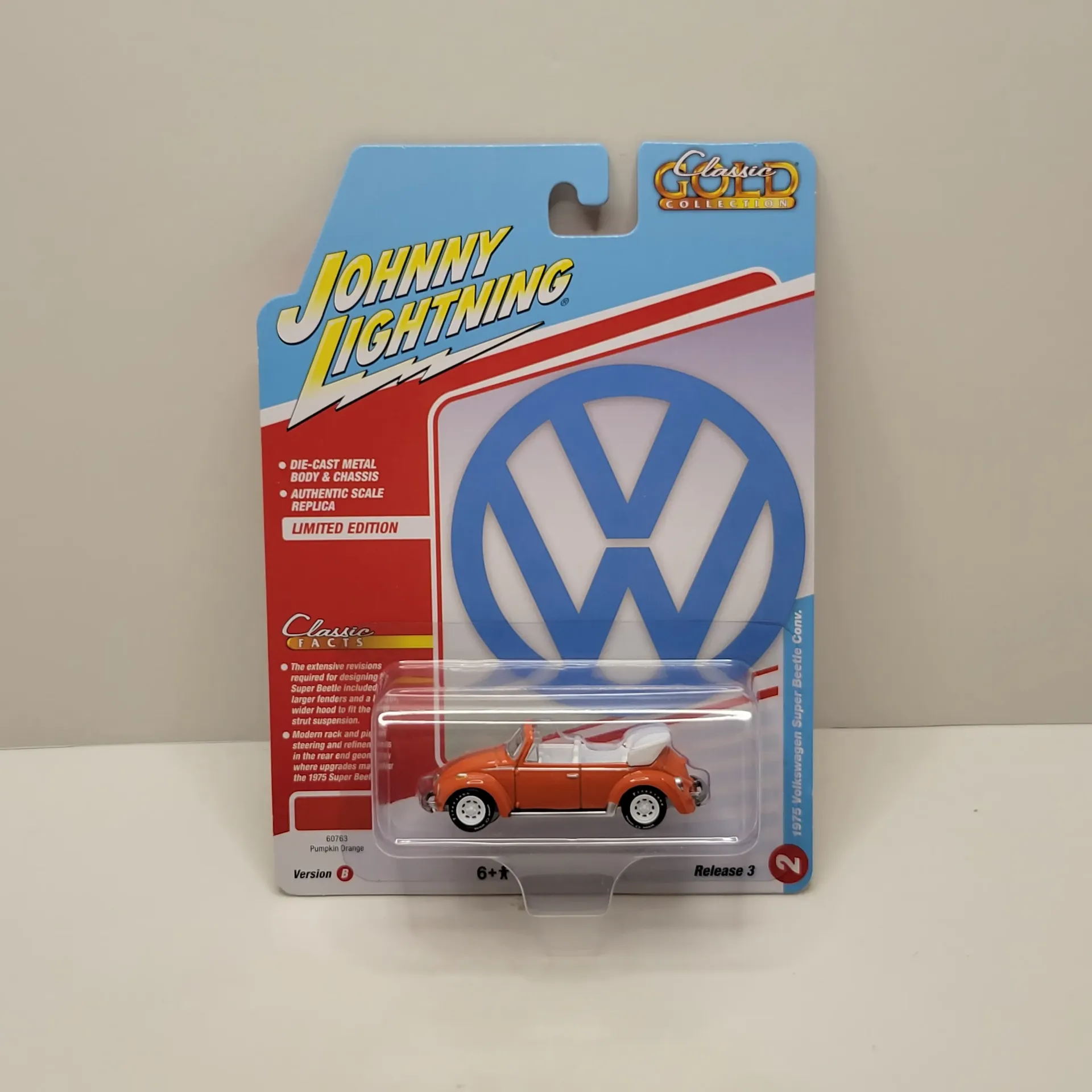 Johnny Lightning Classic Gold - 1975 Volkswagen Super Beetle Convertible 1/64