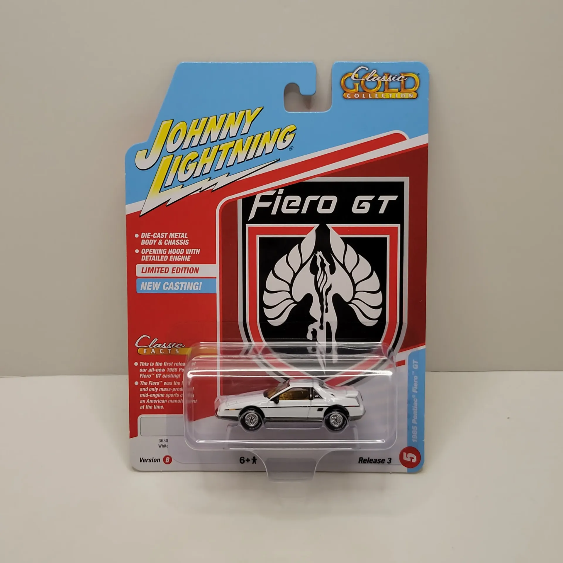 Johnny Lightning Classic Gold - 1985 Pontiac Fiero GT 1/64
