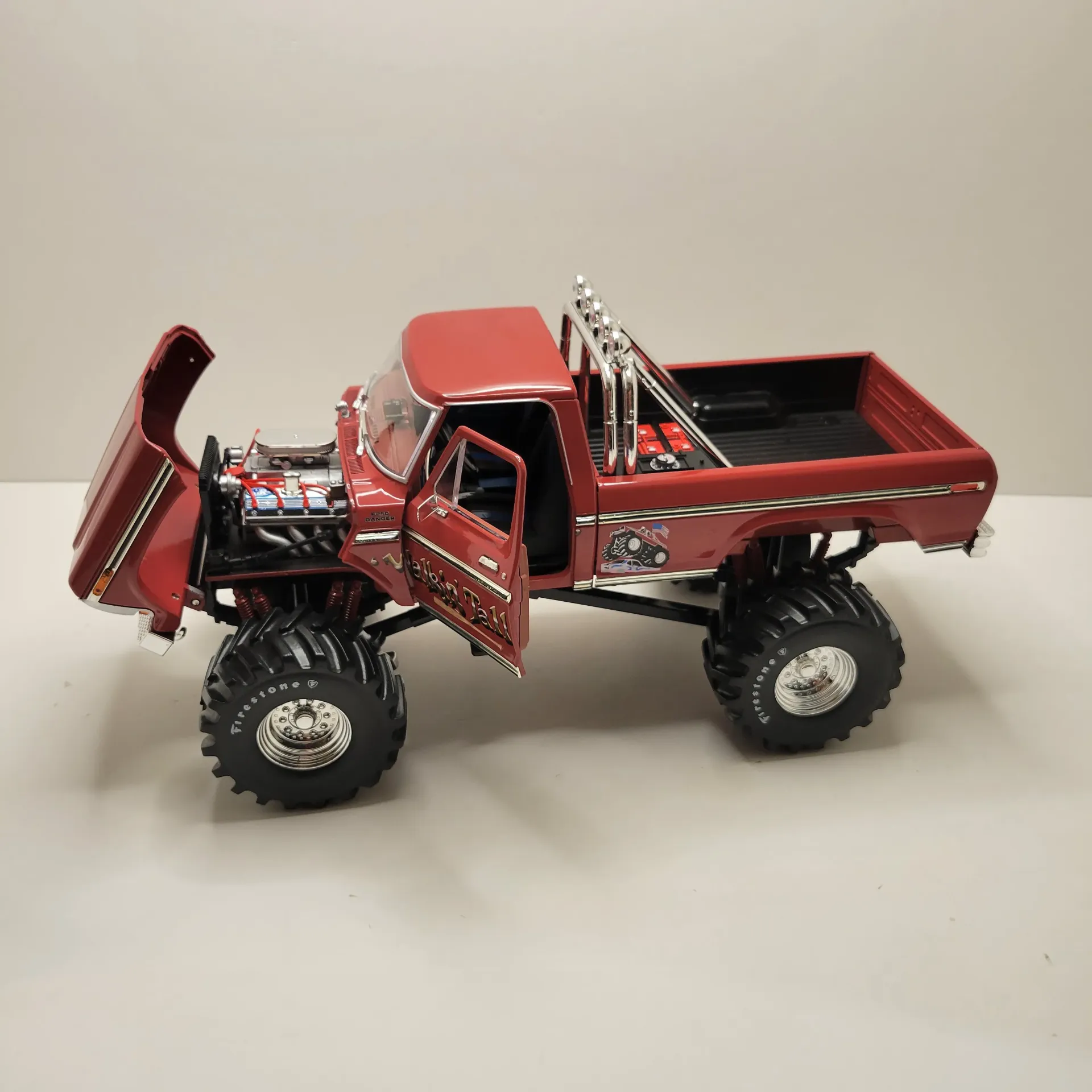 Greenlight - Kings Of Crunch - Walkin' Tall 1979 Ford F-250 Monster Truck with 48 Inch Tires 1/18