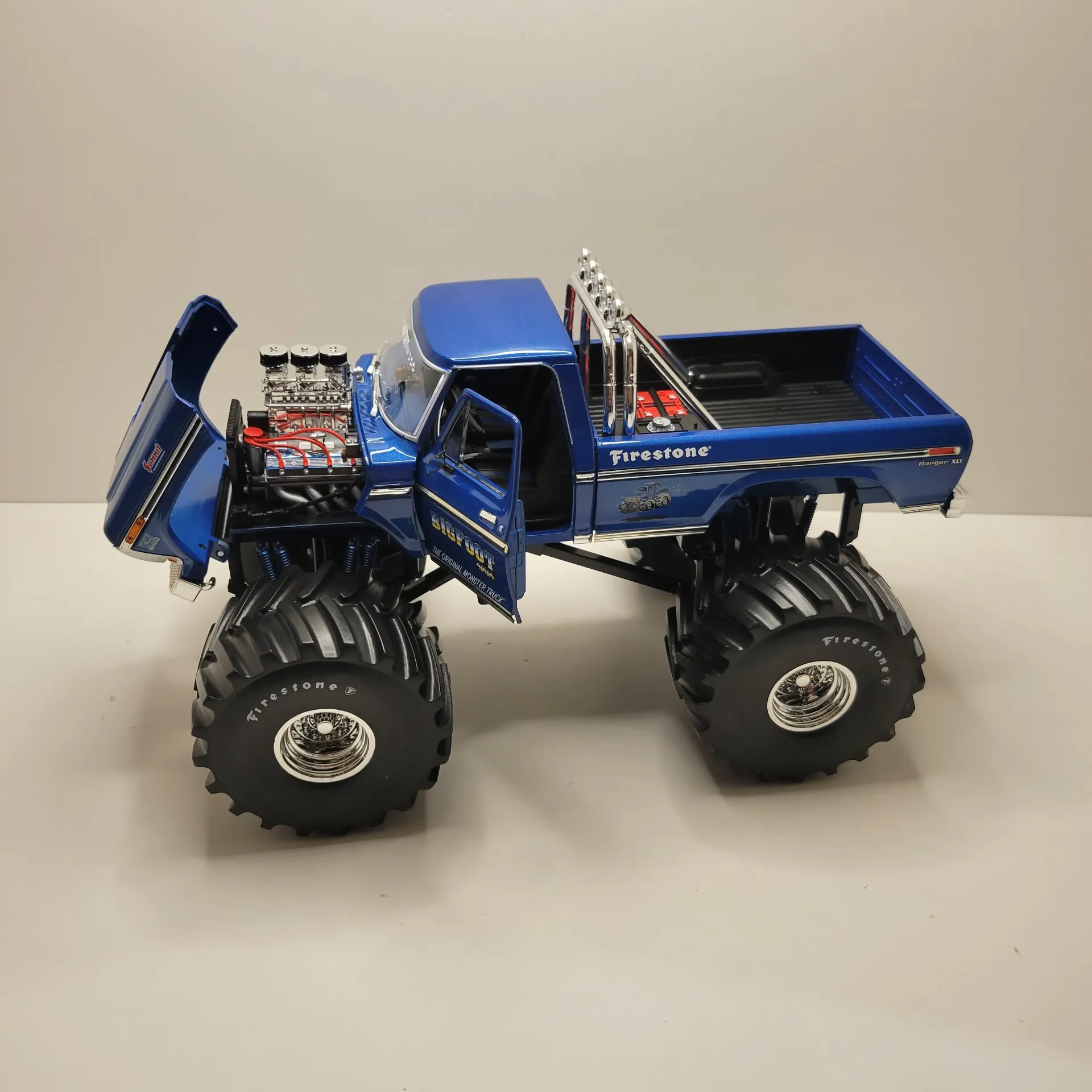 Greenlight - Kings Of Crunch - Bigfoot #1 The Original Monster Truck 1974 Ford F-250 with 66 Inch Tires 1/18