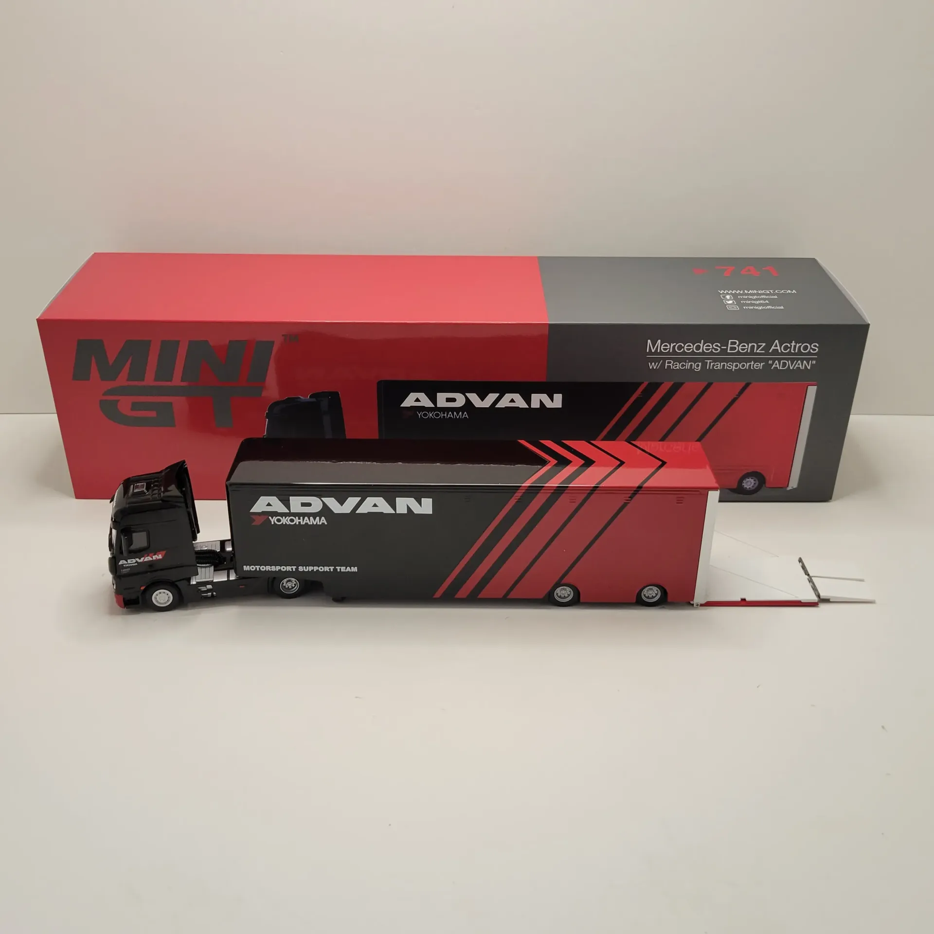 Mini GT #741 - Mercedes-Benz Actros with Racing Transporter Advan 1/64