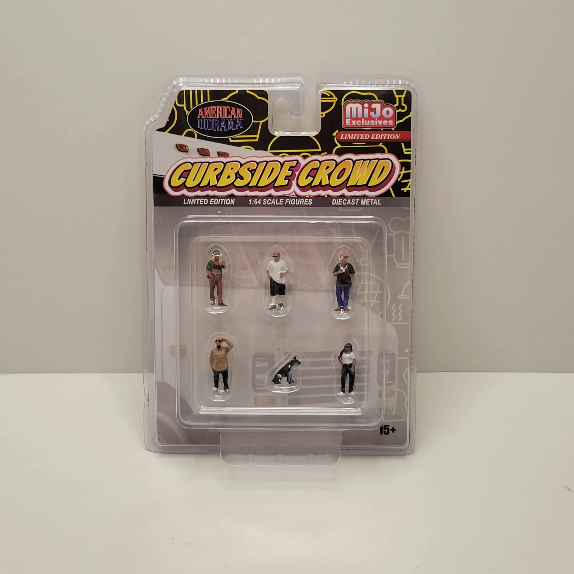 American Diorama - Curbside Crowd 1/64