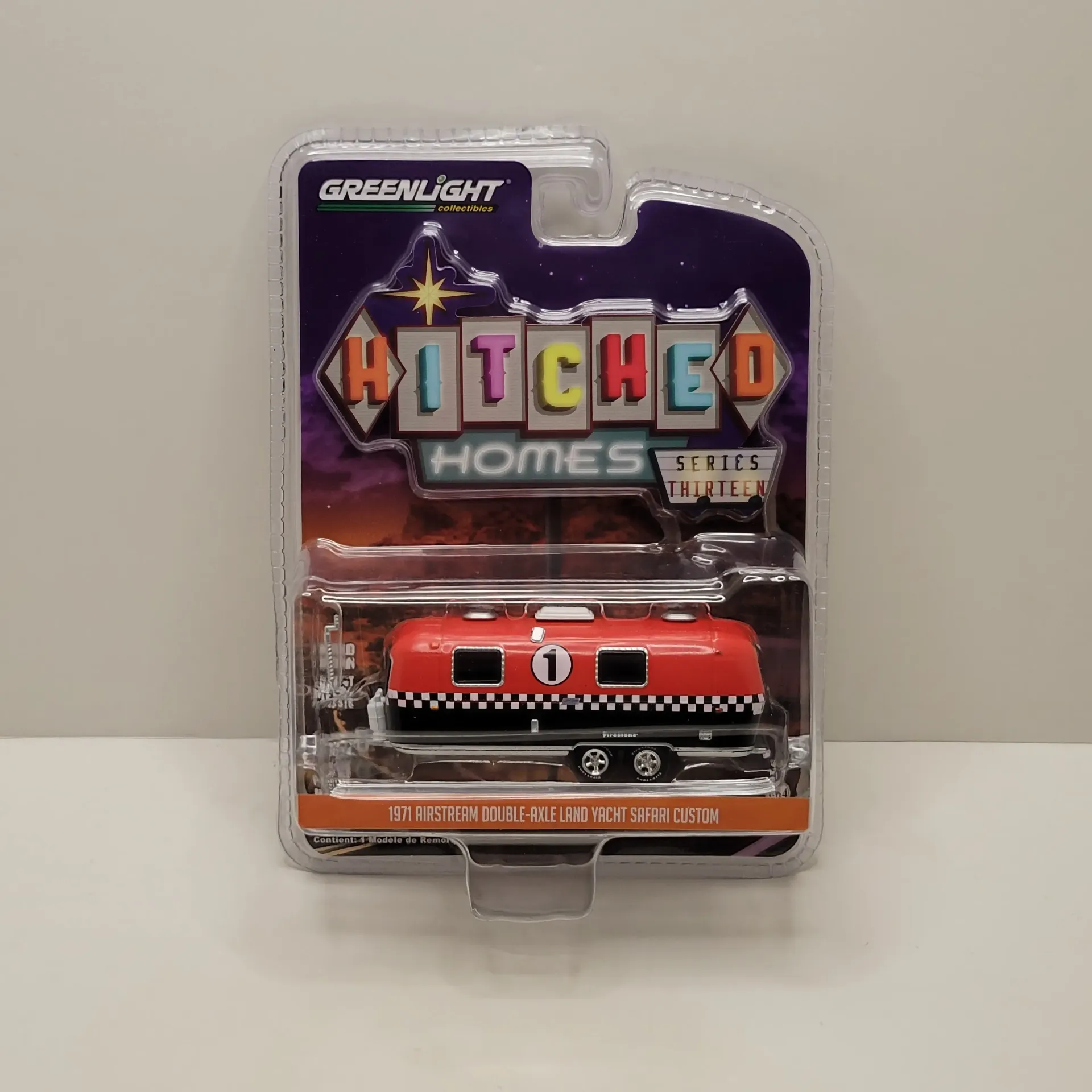 Greenlight - Hitched Homes Series 13 - 1971 Airstream Double-Axle Land Yacht Safari Custom 1/64