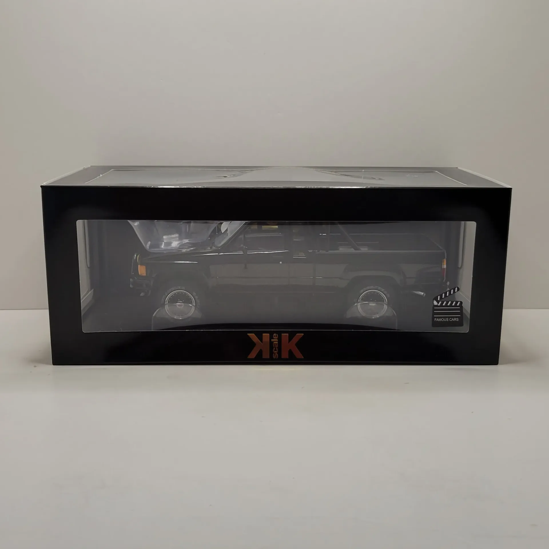 KK Scale - 1985 Toyota Truck Xtra Cab 4x4 1/18