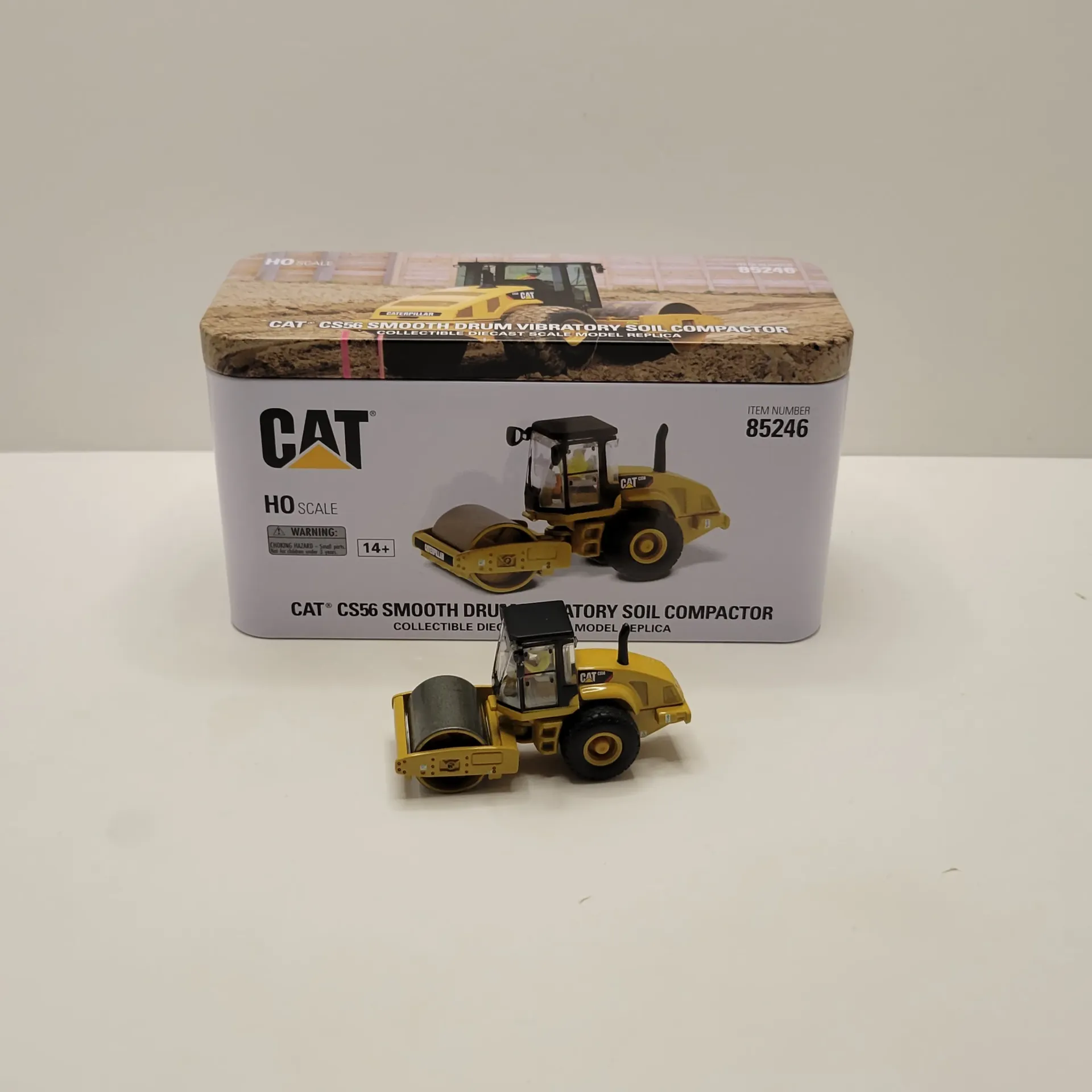 Diecast Masters - CAT - CS56 Smooth Drum Vibratory Soil Compactor (HO Scale)